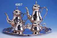5-TEILIGES KAFFEE- BZW. TEESERVICE, METALL VERSILBERT, ENGLAND UM 1900, GRAVIERT, BERIEBEN, TYP. VIKTORIANISCH, GEBR.-SP., BEST. AUS: 2 KANNEN H ...