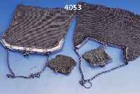 KONVOLUT 2 ABENDTASCHEN UND 2 GELDTÄSCHCHEN, 1 X ENGLAND 20ER JAHRE, SILBER, CA. 19 X 16 CM, 1 X VERSILBERT, UM 1900, CA. 18 X 17 CM, 2 X 800ER ...