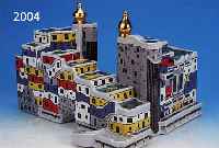 DAS HAUS DES HUNDERTWASSER, PORZELLAN, BUNT BEMALT, SIGNIERT UND NUM. 658/2000, HERGESTELLT IN DER PORZELLANMANUFAKTUR VIENNA COLLECTION, IN ORIG. ...