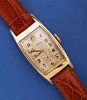 LONGINES HERRENARMBANDUHR, SCHWEIZ/USA UM 1937, TONNENFÖRMIGES GG-FILLED GEH., BOD. AUF- GEDR., IN SICH GEW., AUF BOD. MONOGR. KFS, NEUTR. ETUI, ...