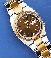 BULOVA ACCUTRON HERRENARMBANDUHR, SCHWEIZ, UNGETR. LAGERW. UM 1974, EDELST. POL., INCL. EDELST.-BAND, LÜNETTE U. BANDZWISCHENGL. HARTVERG. 18 KT, ...