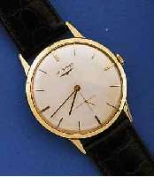 LONGINES HERRENGOLDUHR, SCHWEIZ UM 1957, GG 750/000, FLACHE AUSF., BOD. U. GLASRAND AUFGE- DR., VERSILB. BL. ZUM RAND ZU LT. FARBL. GE- TÖNT, ...