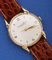 IWC HERRENARMBANDUHR, SCHWEIZ UM 1950, NEUTR. RG 750/000 GEH., BOD. AUFGEDR., BETONTE BANDANST. ZEITIDENT., BL. REST., KAL. 89, 16 ST., ...