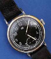 MILITÄR-HERRENARMBANDUHR, UM 1945, METALL, HART VERCHR., BOD. U. GLASRAND AUFGEDR., SCHW. KONTRASTZIFFERBL. BEZ. IWC, EINGES. TASCHEN- UHRWERK IN ...