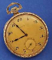 LONGINES HERRENTASCHENUHR, OFFEN, SCHWEIZ UM 1927, GG 585/000, RÄNDER IM LORBEERDEKOR RE- LIEF., BOD. STREIFENDEKOR, GEH.-INNENRAND GE- RÄNDELT, ...