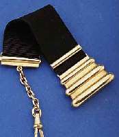 KONVOLUT:2 RIPSBANDCHATELAINS, 1X SILBER (800), RÜCKSEITIG M. WIDMUNG 1925, WOHL SCHLA- GENDE VERBINDUNG, 1X GG 585/000 MONTUREN, UM 1920
