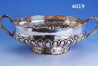 ANBIETSCHALE, 925ER SILBER, STANDRING, ABSTRAKT VERZIERT, PERLLEISTEN- VERZIERUNG, 2 GRIFFE, 15 X 37 X 23.5 CM, CA. 1085 G