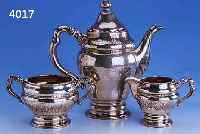 3-TEILG. KAFFEESERVICE, KOPENHAGEN 1925, 830ER SILBER, WARDEINMARKE HEISE, HAMMER- SCHLAGVERZIERUNG, BEST. AUS: KAFFEEKANNE, SAHNEGIEßER UND ...