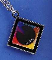 TIAN HARLAN DESIGNERANHÄNGE-/TASCHENUHR VON CHROMACHRON, METALLGEH. HART VERCHR., RÜCK- SEITE VERSPIEGELT, ZEITANZEIGE DURCH SEKTOR- FÖRM. ...