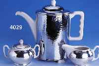 3-TEIL. KAFFEESET, DEUTSCH UM 1950/60, PORZELLAN/METALL VERSILBERT, HAMMERSCHLAGVER- ZIERUNG, PORZELLANKANNE ENTNEHMBAR, H CA. 25 CM, WMF, VGL.: ...