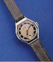 OMEGA DAMENARMBANDUHR, SCHWEIZ UM 1942, ART DECO, EDELST., BOD. AUFGEDR., ZUS. INNENSCHALE GEG. MAGNET., 2-FARB. KONTRASTZIFFERBL., 15 ST., KAL. ...