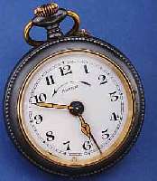 KONVOLUT: 2X TASCHENWECKER, DEUTSCHLAND UM 1920, BEIDE BRÜN. EDELST.-GEH. AUFSTELLBAR, 1X JUNGHANS, 7 ST., EMAILBL. PROV. REST., RISSIG, ...