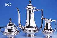 3-TEILIGES KAFFEESERVICE, WMF UM 1910, MESSING VERSILBERT, REINER JUGENDSTIL, MARKE: LAUFENDER STRAUß MIT WMF UND G., BEST. AUS: KAFFEEKANNE, ...