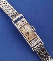 TÜRLER DAMENSCHMUCKUHR, SCHWEIZ UM 1962, WG 750/000-GEH. INCL. WG-FLECHTB., LÜNETTE ZU DEN BANDANST. M. 6 DIAMANTEN ZUS. CA. 0,15 CT, BODEN ...