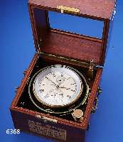 VEB GLASHÜTTE UHRENBETRIEBE MARINECHRONOMETER, DEUTSCHLAND UM 1958, FERT.-NR. 6342, 2- TEILIGER HOLZKASTEN, VERGL. FACET., MESSING- KESSEL ...