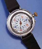 DAMENARMBANDUHR AUS DAMENTASCHENUHR, SCHWEIZ UM 1895, UMGEBAUTE TASCHENUHR, AUFWEND. LÜNET- TE SCHMUCKVOLL NACH INNEN GEZOGEN, EMAILBL. BEMALT, ...