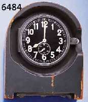 JUNGHANS SCHREIBSTUBEN-TISCHUHR FÜR DIE DEUTSCHE LUFTWAFFE, UM 1942, HOLZGEH., FELDGRAU LACKIERT, BER., AUFZUHÄNGEN U. AUFSTELLB., SCHW. ...