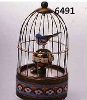 TISCHWECKER IN FORM EINES VOGELKÄFIGS MIT EINEM BEWEGLICHEN VOGEL, WOHL CHINA UM 1960, MESSING, 5-FARB. EMAILCLOISONNE IM SOCKEL, STIFTENANKERW., ...