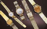 OMEGA HERRENGOLDBANDUHR, SCHWEIZ UM 1961, GG 585/000-GEH. INCL. GG-FLECHTBAND, CARREE- FORM, MAßE ÜBER DIE FLÄCHEN CA. 26 X 26 MM, BODEN GEDR., ...