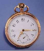 HERRENTASCHENUHR, SCHWEIZ UM 1900, RG 585/ 000, AUF BODEN VERSCHL. SCHMUCKMONOGR. SC, ORIG.-EMAILBL. M. RADIAL ANGEORDN. STD.-ZEI- CHEN, GLAS IM ...