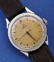 OMEGA HERRENARMBANDUHR, EDELST., BOD. GE- SCHR., SCHWEIZ UM 1952, SELTEN, AUßER LEDERBD. ORIG. ZUST., BL. ALTERSBED. FLECKIG, 17 ST., WERK VERG., ...