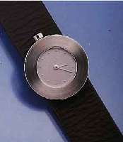 KONVOLUT: 2 MILUS DESIGNER-DAMENARMBANDUHREN VON PAUL JUNOD, UNGETR. LAGERW. UM 1995, EDELST. SAT., KLARE, GEOMETR. FORMEN, LEDERB. M. ...