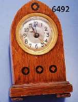 PFEILKREUTZ TISCHWECKER, DEUTSCHLAND UM 1925, EICHE INTARSIERT, BED. RÜCKS., AKUSTIK AUF BODENGLOCKE, MAßE CA. 14 X 9 X 5 CM, NUTZSP., ...