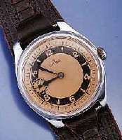 OMEGA TASCHENUHRWERK UMGEBAUT IN ARMBANDUHR, UM 1945, METALLGEH. VERCHR., BODEN U. GLASR. GEDR., D. CA. 44 MM, KL. SEK. BEI 9, LEDERB. SPÄTER, 15 ...