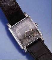 JUNGHANS HERRENARMBANDUHR, DEUTSCHLAND UM 1942, METALL VERN., BER., EDELST.-BODEN GEDR., SCHW. BLATT, ALTERSBED. FARBL. GET., 16 ST., RUNDANKERW., ...