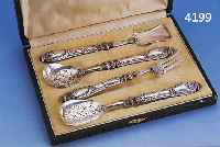 4-TEIL. PETIT-FOURS-BESTECK, MEISTERMARKE RAVINET D'ENFERT, GRIFFE 950ER SILBER GEFÜLLT, ARBEITSTEILE SILBER MASSIV, Z.T. DURCHBRUCH-. ...