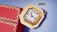 CARTIER TISCHWECKERCHEN, SCHWEIZ 1978, 8-ECKFORM, HARTVERG., Z.T. WEIßER CHINALACK, EMAILFARB. KONTRASTZIFFERBL., BEDIENUNG RÜCKS. , ORIG.-ETUI ...