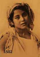 PAAR FOTOGRAFIEN, SIGN. GEISER, ALG., UM 1900, PORTRAIT EINER WASSERTRÄGERIN, 42 X 32 CM, UNTER GLAS, ALTER RAHMEN