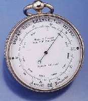 ANEROID-BAROMETER, FRANKREICH, FÜR D. BRIT. MARKT, UM 1910, EMAILBL. M. VERKÄUFER- U. HERKUNFTSINSCHR., MESSING VERCHR., ORIG.-ETUI, NULLEICHUNG ...
