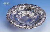 ANBIETSCHALE, ÖSTERREICH UM 1900, 800ER SILBER, TREIB- UND DURCHBRUCHARBEIT, BAROCKSTIL, ZISELIERT, MIT ROCAILLEN, ROSEN, STIL. BÄRLAPP, H CA. ...