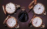 ZENITH HERRENTASCHENUHR SELTEN, ONYXGEH., EINSCHALENAUSF., GLASR. GESCHR., PERF. EMAIL- BL. M. GOLD- U. SILBERPUNKT. MINUTERIE, GEBL. STAHLZEIGER, ...