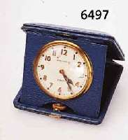 WALTHAM ETUI-/REISEUHR, MIT 8-TAGE WERK USA UM 1936, ETUI LEDERBEZ., MAßE ÜBER DIE FLÄCHEN CA. 10,5 X 11 CM, VERSILB. BL. FLECKIG , LEUCHTFARBE ...