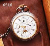 OFFENE HERRENTASCHENUHR MIT VOLLKALENDERANZEI- GE INCLUSIVE MONDPHASE, SCHWEIZ, WOHL FÜR DEN DTSCH. MARKT UM 1915, EISEN BRÜNIERT, PERF. EMAILBL. ...