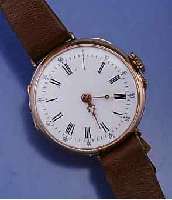 DAMENARMBANDUHR AUS DAMENTASCHENUHR, SCHWEIZ UM 1904, ROSE-G. 585/000, PERF. EMAIL- BL., ZEIGERSTELLDRÜCKER AUßEN 4, METALLCUV. VERG., 8 ST. ...
