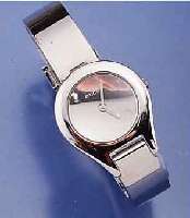 GUCCI DESIGNERDAMENARMBANDUHR, SCHWEIZ UM 1999, EDELST. POL. INCL. SPANGENBAND, BOMB. SAPHIRGL., BOD. AUFGEDR., HIGH-TECH-QUARTZW., BEI SCHÄTZ. ...
