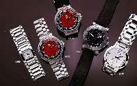FERRARI DESIGNERHERRENARMBANDUHR, SCHWEIZ, UNGETR. LAGERW. UM 1990, ASYM. MATT. EDELST.- GEH., BODEN U. KRONE GESCHR., BEI FERTIGSTELLUNG WASSERD. ...