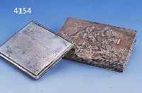 KONVOLUT 2 ZIGARETTENETUIS, SILBER, 1X SCHLEISNER HANAU CA. 30ER JAHRE, 900ER SILBER, DECKEL RELIEF. MIT REITER/JAGDSZENE, RÄNDER MIT ...