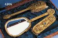 TOILETTENSET, GABLONZ UM 1920-40, METALL GESTANZT, GEPRÄGT UND VERG. IM FILI- GRANSTIL, BUNTE GEFAßTE STRAßSTEINE, BEST. AUS: SPIEGEL (1 ...