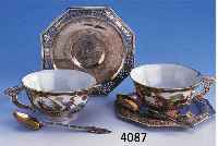 TEE-TASSENPAAR MIT LÖFFELN, CHINA CA. 50ER JAHRE, TASSENSCHALEN PORZELLAN WEIßGRUNDIG, BUNT BEMALT MIT DRACHEN UND PHOENIX, GOLDGE- HÖHT UND ...