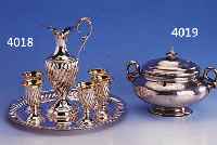 ZUCKERDOSE, HANAU UM 1840/50, DATIERUNG UM 1873, MEISTERMARKE E 750, 12-LÖTIG, H CA. 10 CM, LÖTSTELLEN, VERBEULT