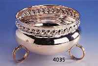 ANBIETSCHALE AUF 3 FÜßEN, 925ER SILBER, RAND MIT STIL. ROCAILLENDEKOR, H CA. 11 CM, D. CA. 18 CM