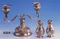 KONVOLUT SALZ UND PFEFFERSTREUER UND KERZEN- LEUCHTER, 800ER SILBER, DEUTSCH, FLORAL VERZIERT, NICHT ZUSAMMENGEHÖREND, ABER PASSEND, ZUS. CA. ...