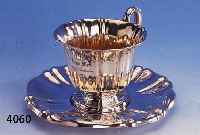 PRUNKTASSE MIT UNTERTELLER, BERLIN SY & WAGNER UM 1835/40, 750ER SILBER, BAROCKSTIL, SY & WAGNER GEHÖRTE ZU DEN FÜHRENDSTEN GOLD- UND ...