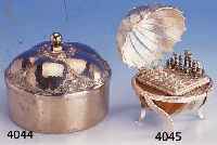 MINIATURSCHACHSPIEL IN KUGELFORM, UNTERE HÄLFTE AUS GESTREIFTEM ACHAT, FIGUREN UND STANDFUß 925ER SILBER MASSIV, EINZELANFERT., OBERE HÄLFTE ...