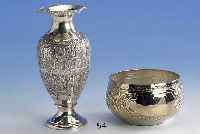 Konvolut 2 Teile Silber, total ca. 350 g, 1 x Vase, Siam, H ca. 17 cm, Anbietschale H ca. 7 cm, Durchm. ca. 10 cm, Treibarbeit, wohl Siam oder ...