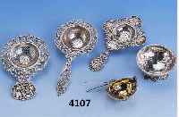 LOT 4 TEESIEBE IN SILBER, 1X UM 1810/20 VERGOLDET, 3X UM 1900/10, 1 DAVON MIT UNTERSATZ, BAROCKSTIL